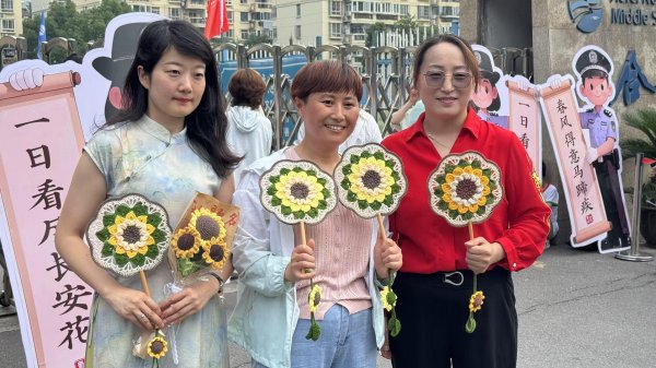 悦来网 中考首日考点直击 场外“陪考团”温情守护